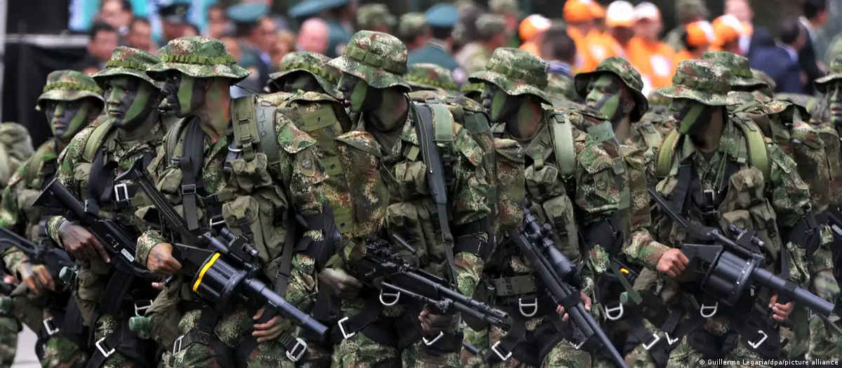 Soldados colombianos durante un desfile militar. Foto: DW. Archivo.