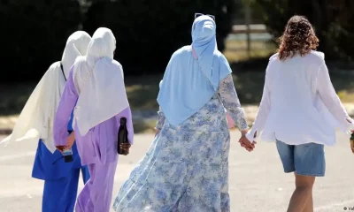 Mujeres vestidas con abayas. Foto: DW.