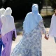 Mujeres vestidas con abayas. Foto: DW.