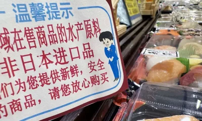 "Los materiales no se importan de Japón", reza este aviso en una sección de sushi en un supermercado japonés en Beijing. Foto: DW.