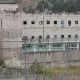 Casi 60 funcionarios de seguridad fueron tomados rehenes por los convictos en esta cárcel de Cuenca. Foto: DW.