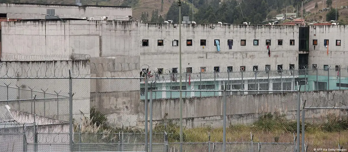 Casi 60 funcionarios de seguridad fueron tomados rehenes por los convictos en esta cárcel de Cuenca. Foto: DW.