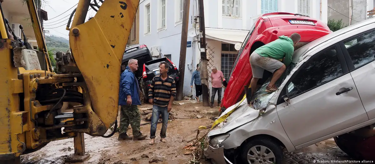 Destrozos que dejó la inundación en Grecia. Foto: DW.