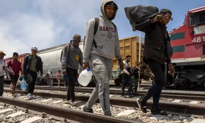 Migrantes en la vía del tren mexicano. Foto: DW.