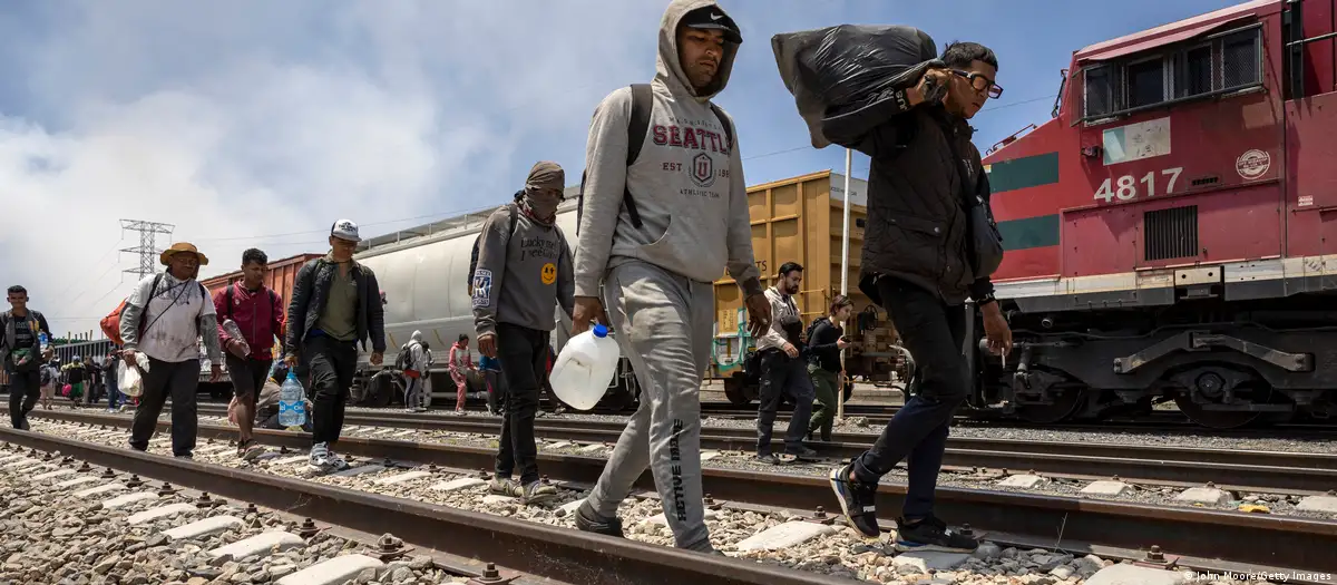 Migrantes en la vía del tren mexicano. Foto: DW.