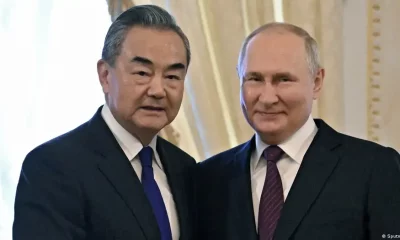 El canciller chino, Wang Yi, junto al presidente de Rusia, Vladimir Putin. Foto: DW.