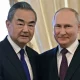 El canciller chino, Wang Yi, junto al presidente de Rusia, Vladimir Putin. Foto: DW.