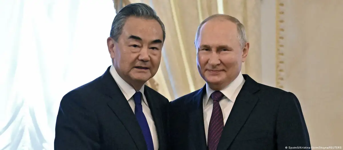 El canciller chino, Wang Yi, junto al presidente de Rusia, Vladimir Putin. Foto: DW.