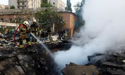 Bomberos extinguen el fuego causado por ataques rusos en una zona residencial en Kiev. Foto: DW.