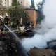 Bomberos extinguen el fuego causado por ataques rusos en una zona residencial en Kiev. Foto: DW.