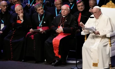 El papa Francisco pronuncia su discurso en la sesión final de los Rencontres Mediterraneennes, en el Palais du Pharo, Marsella, Francia. Foto: DW.