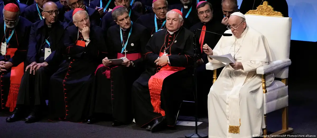 El papa Francisco pronuncia su discurso en la sesión final de los Rencontres Mediterraneennes, en el Palais du Pharo, Marsella, Francia. Foto: DW.