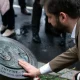 Gabriel Boric toca la placa que recuerda la memoria de Orlando Letelier y Ronni Moffitt. Foto: DW.