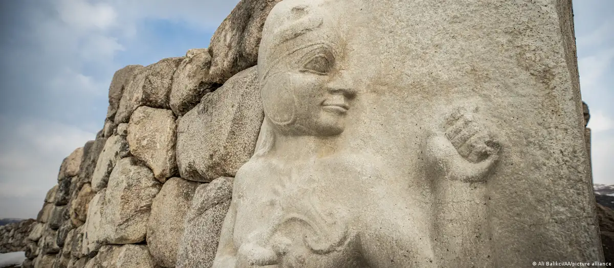 Una estatua en la antigua ciudad de Hattusa, en el distrito de Bogazkale de Corum (Turquía). Foto. DW.