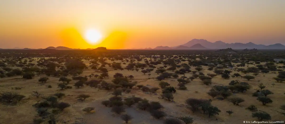 Vista aérea de una puesta de sol sobre la maleza, provincia de Namibe, Virei, Angola. Foto:DW.