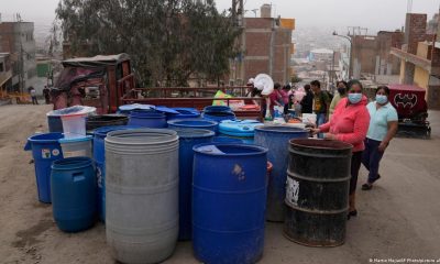 Recarga de tambores para abastecerse de agua. Foto: DW.