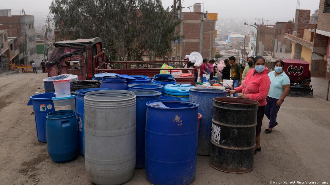 Recarga de tambores para abastecerse de agua. Foto: DW.