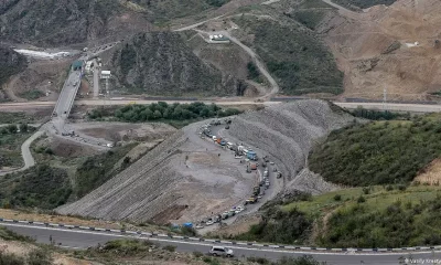 Imágenes de satélite muestran largas filas de vehículos abandonando la región de Nagorno Karabaj. Foto: DW.