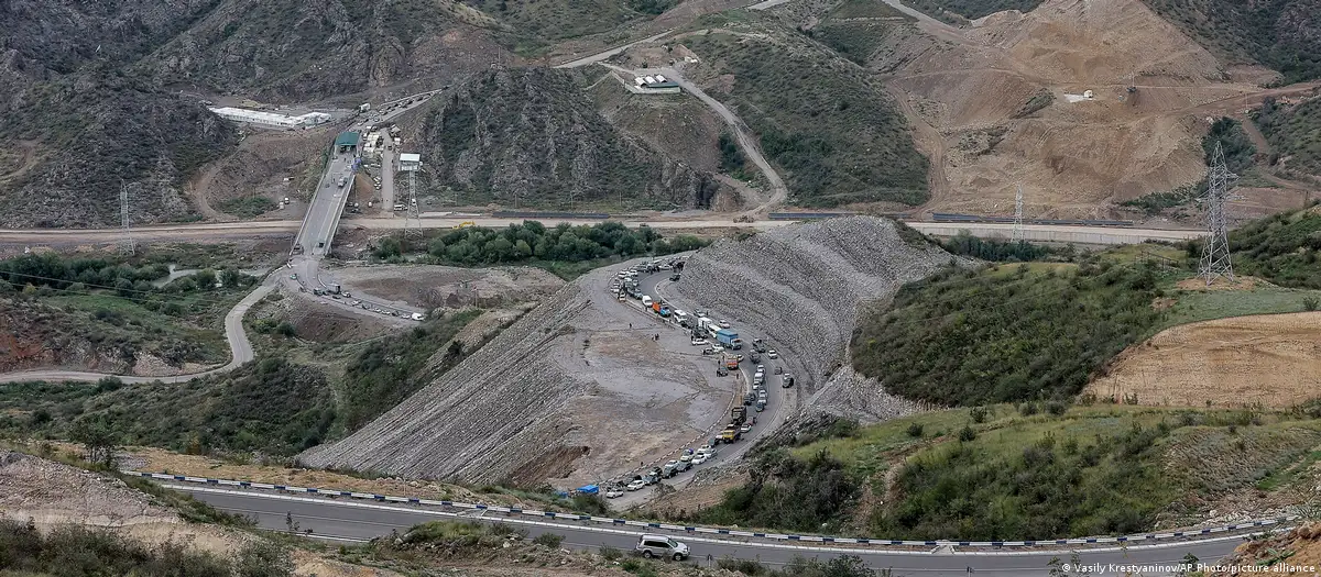 Imágenes de satélite muestran largas filas de vehículos abandonando la región de Nagorno Karabaj. Foto: DW.