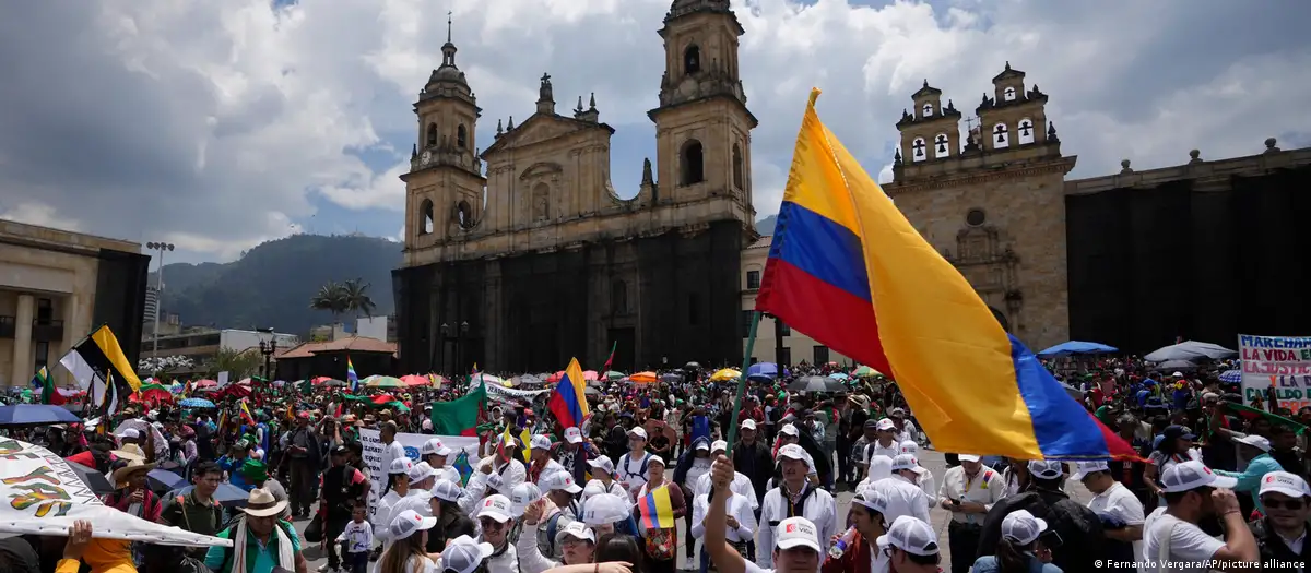 Los seguidortes de Gustavo Petro.unos 23.000 según la Alcadía de Bogotá, se concentraron en la Plaza de Bolívar. Foto: DW.