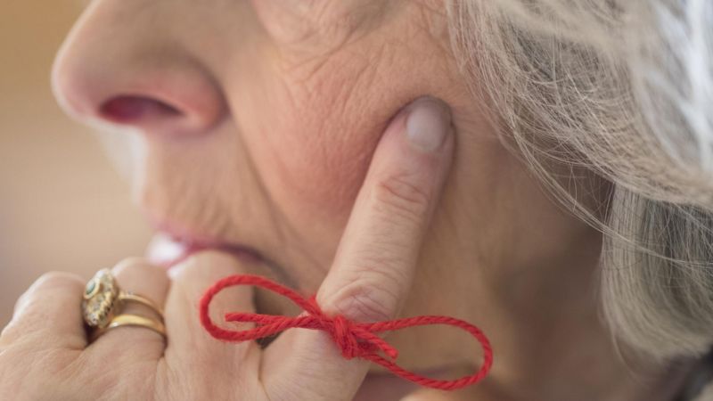 Las estadísticas vienen apuntando que las mujeres tienen el más probabilidades de padecer Alzhéimer que los hombres. Foto: BBC.