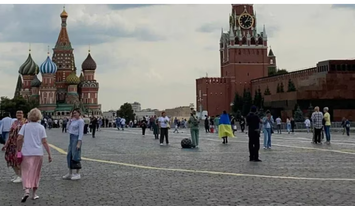 Alyona Kozhevnikova en la Plaza Roja de Moscú. Foto: Infobae.