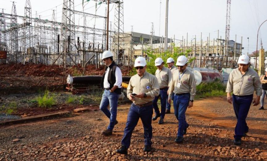 Félix Sosa, titular de la ANDE, verificó el avance de las obras en la Subestación de San Lorenzo. Foto: ANDE