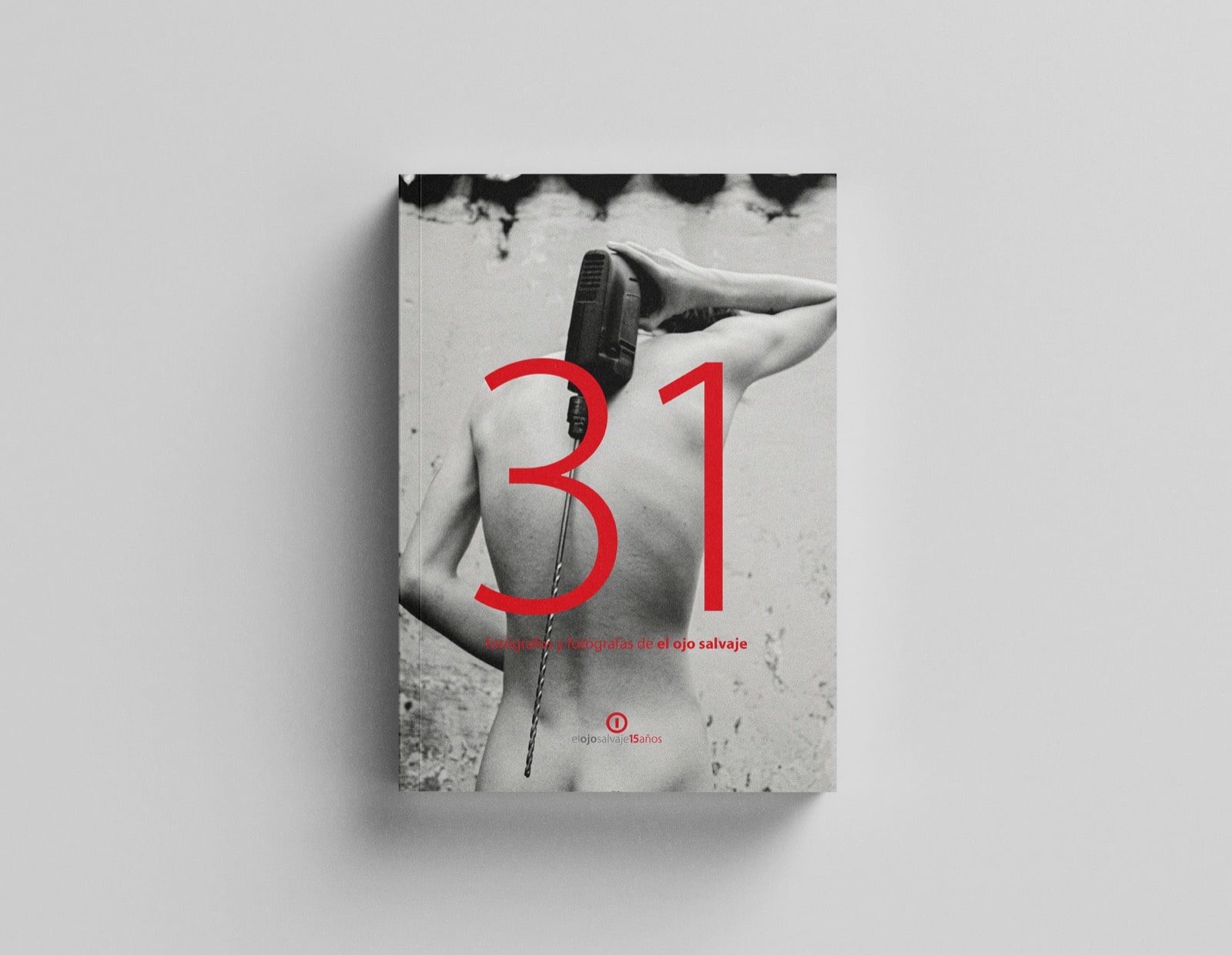 Fotografía de Lara Loncharich en la portada de "31", nueva publicación de El Ojo Salvaje.