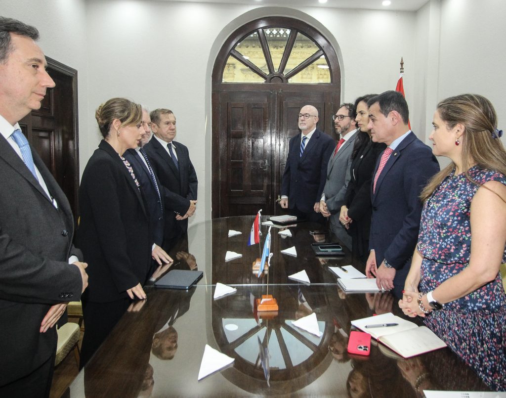 Autoridades argentinas y paraguayas en reunión.