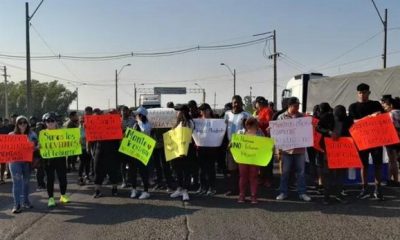 Manifestantes en el Puente Remanso reclaman flexibilidad para el comercio. Foto: Gentileza.