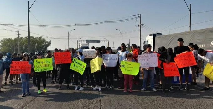 Manifestantes en el Puente Remanso reclaman flexibilidad para el comercio. Foto: Gentileza.