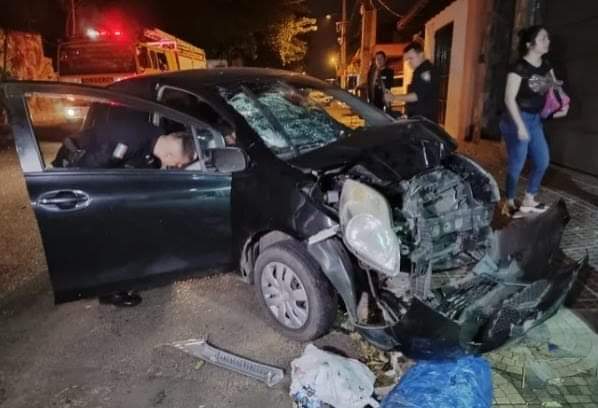 El hombre chocó contra la vivienda y dejó a su acompañante sin importar sus heridas. Foto: Captura.