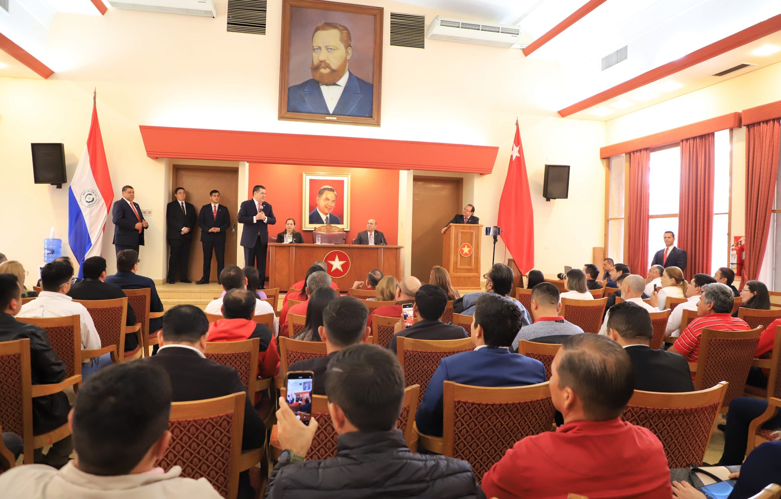 Horacio Cartes con dirigentes de la ANR. Foto: Gentileza.