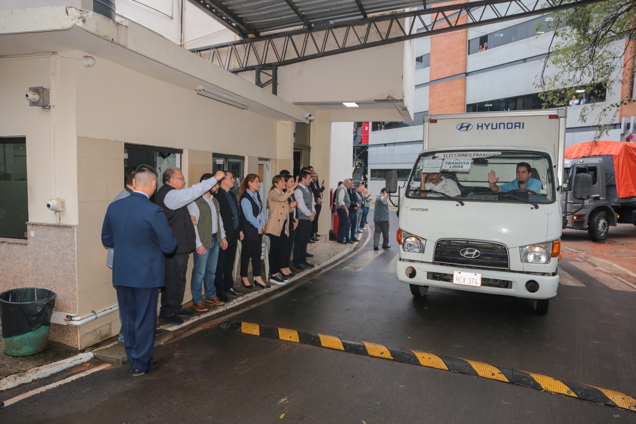 Parten maletines y máquinas de votación para elecciones del domingo. Foto: Gentileza.