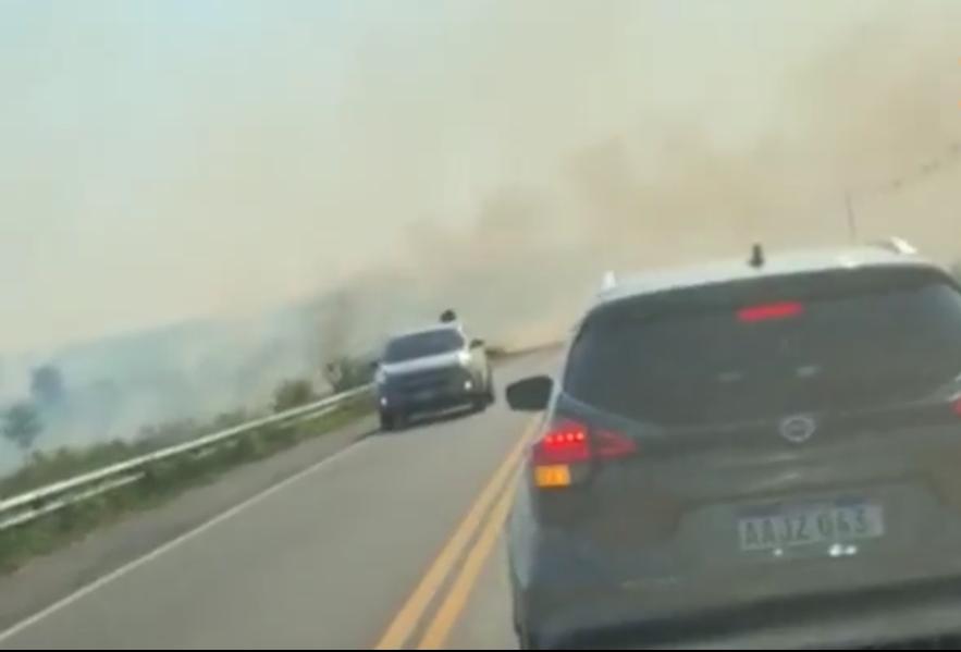 Incendio de gran magnitud en Ruta Luque- San Bernardino. Foto: Captura de pantalla.