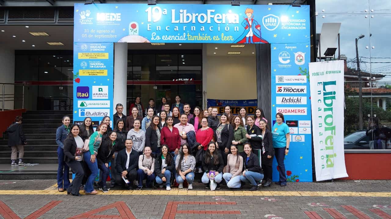 Docentes frente al pórtico de la Libroferia junto a Nelson Aguilera. Cortesía