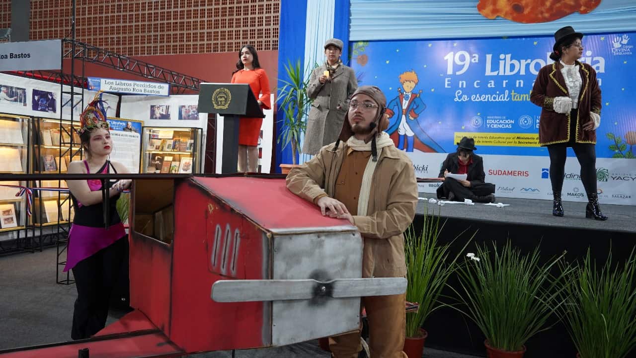 Actores representando los personajes de el Principito en la Inaguruación Oficial de la Libroferia. Cortesía