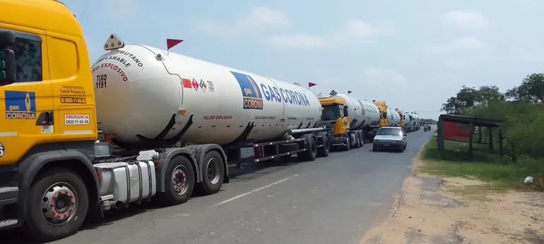 Camiones paraguayos con gas que fueron retenidos en Argentina. Foto: Gentileza.