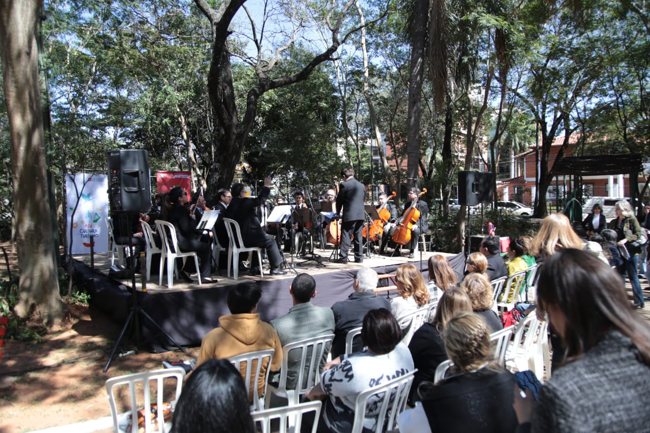 Concierto de la OCMA en la plaza Manuel Ortiz Guerrero-José A. Flores. Cortesía 