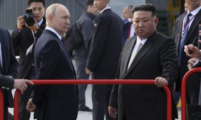 El presidente ruso Vladimir Putin (i) y el líder norcoreano Kim Jong-un durante la visita al cosmódromo de Vostochny la región rusa de Amur. EFE/EPA/Mikhail Metzel/SPUTNIK/KREMLIN