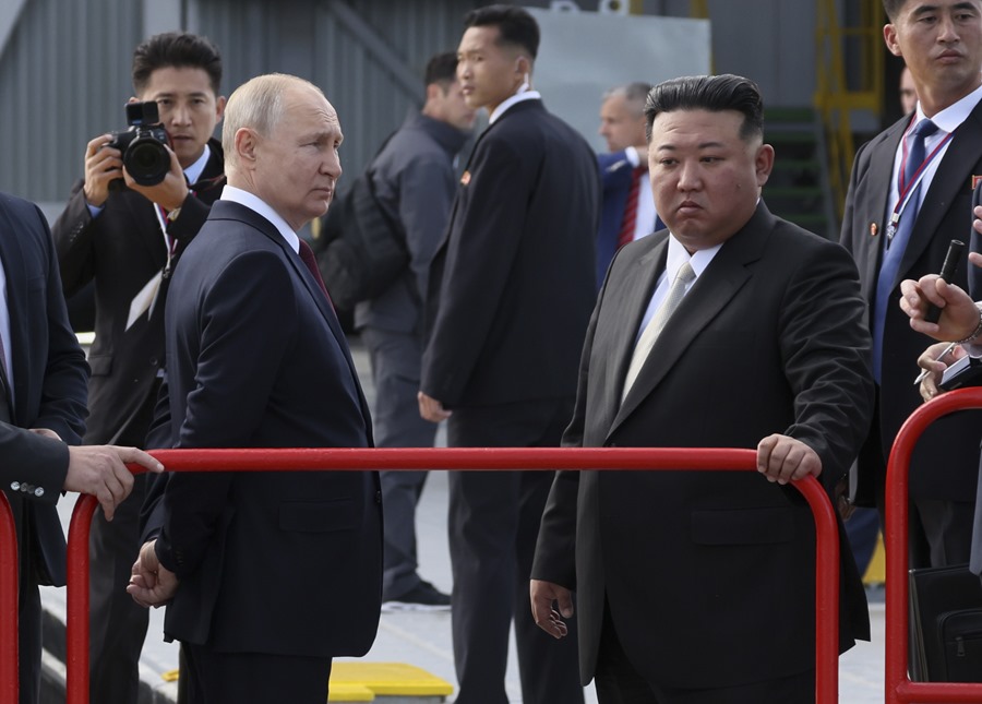 El presidente ruso Vladimir Putin (i) y el líder norcoreano Kim Jong-un durante la visita al cosmódromo de Vostochny la región rusa de Amur. EFE/EPA/Mikhail Metzel/SPUTNIK/KREMLIN