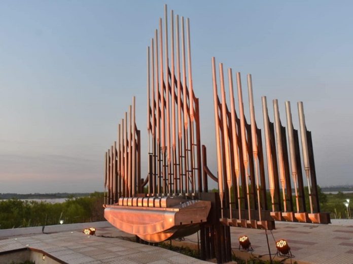 Paseo de la Guarania, obra de Fernando "Amberé" Feliciángeli. Cortesía