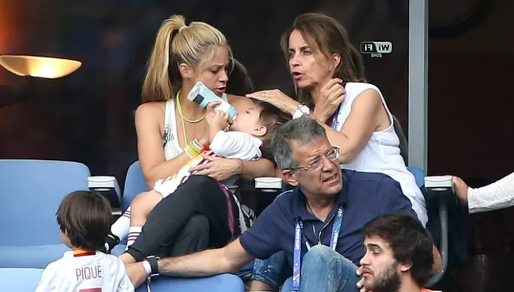 Shakira y madre y Piqué. Foto: Infobae. Archivo.