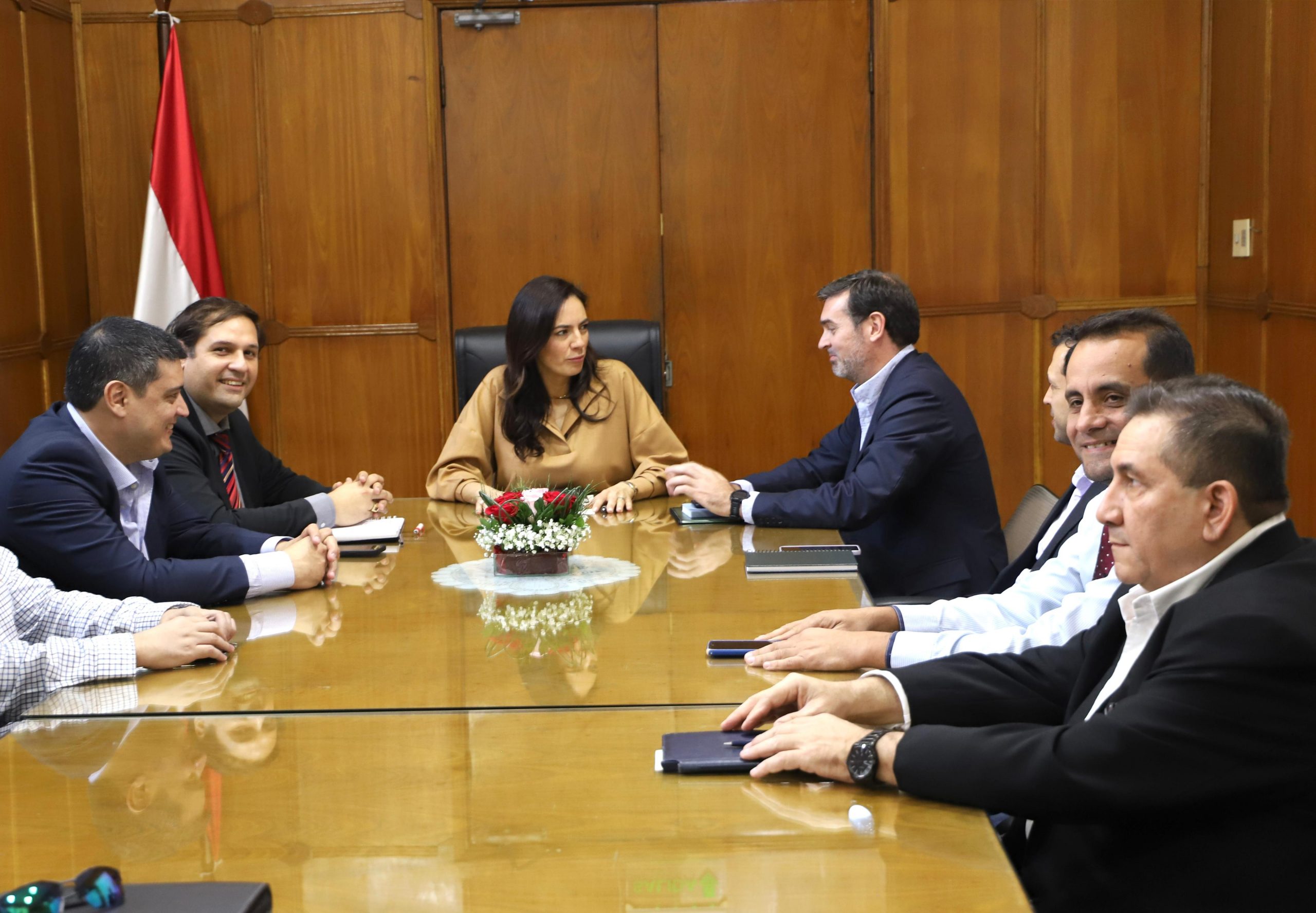 Ministra Claudia Centurión con gremios transportistas. Foto: MOPC.