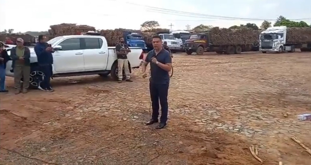 El intendente de Mauricio José Troche, Osmar Brítez Jara, durante un discurso. Foto: Captura.