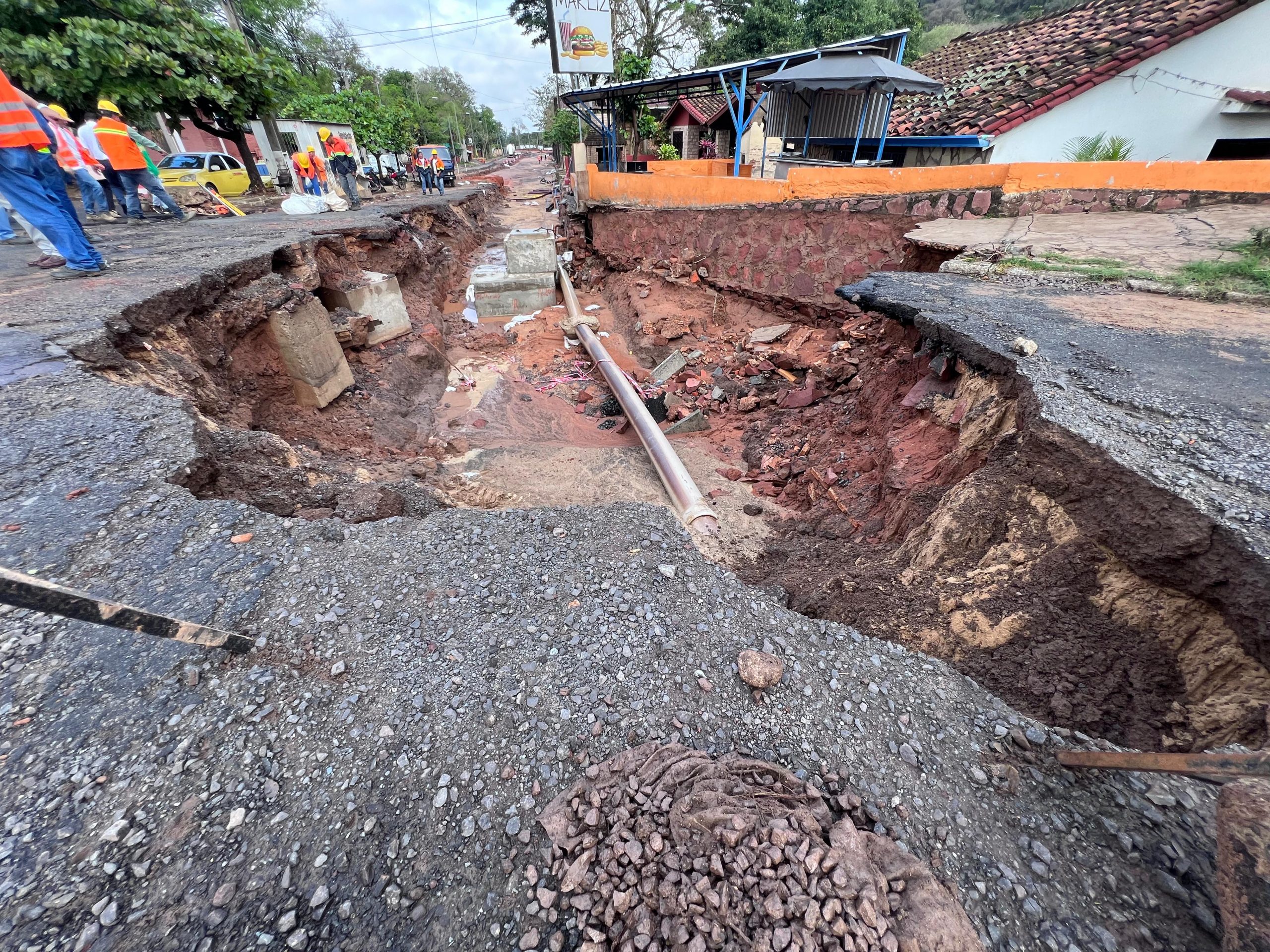 Desague abierto sobre la avenida Perón. Foto: MOPC.