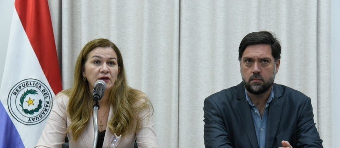 Dra. Teresa Barán y el Dr. Bruno Balmelli en conferencia de prensa. Foto: Radio 1.000.