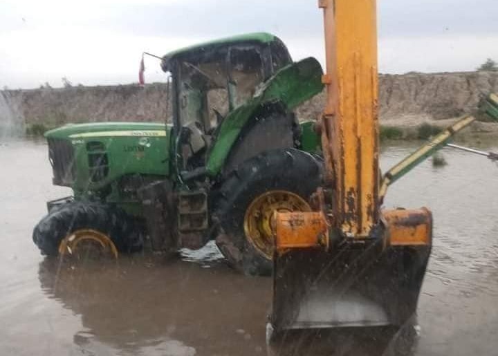 Trabajadores mueren ahogados tras el hundimiento de un tractor. Foto: gentileza.