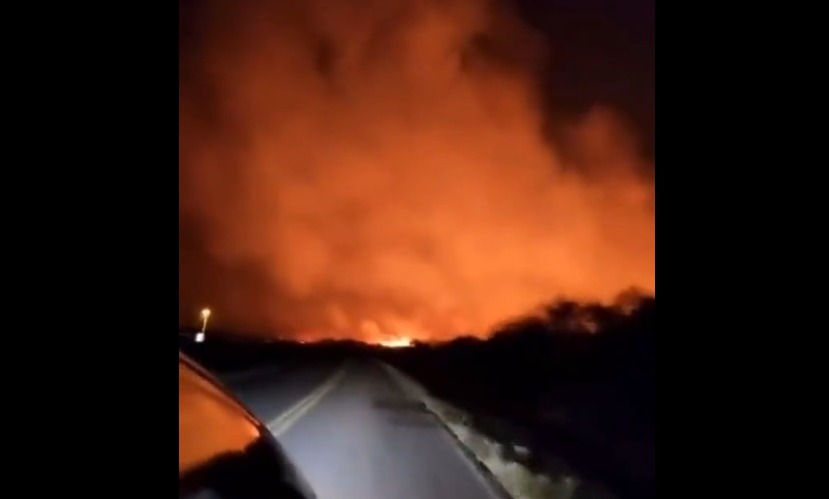 Enorme incendio forestal casi llega a una escuela en Pa i Puku