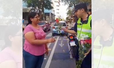 Policías entregaron flores a trabajadoras del centro. Foto: captura.